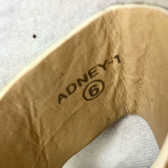 TOP MODA ADNEY WHITE STRAP GOLD BUCKLE FLAT SANDALS 6 - Picture 3 of 4